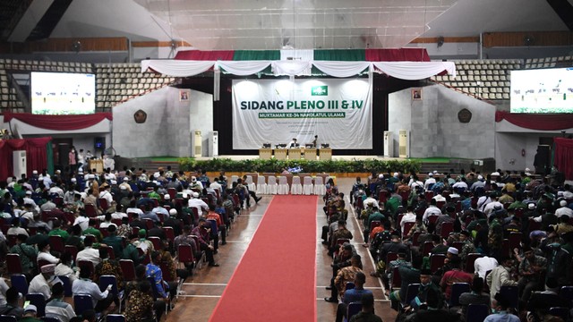 Suasana sidang pleno pada Muktamar Nahdlatul Ulama (NU) ke-34 di Universitas Lampung. Foto: ANTARA FOTO/Hafidz Mubarak A