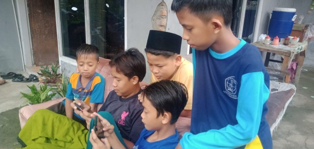 Anak kecanduan gadget foto : Ramdan Wahid