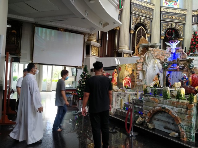 Gereja Katedral Pontianak melakukan persiapan jelang ibadah misa Natal. Foto: Lydia Salsabilla/Hi!Pontianak