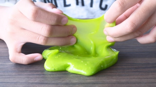 Ilustrasi membuat slime dengan lem Fox. Foto: Shutterstock