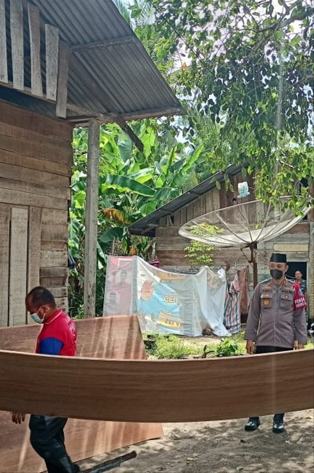 Kapolres Lhokseumawe AKBP Eko Hartanto turut mengantar bahan renovasi rumah korban pemerkosaan di Aceh Utara, Kamis (23/12). Foto: Dok. Polres Lhokseumawe