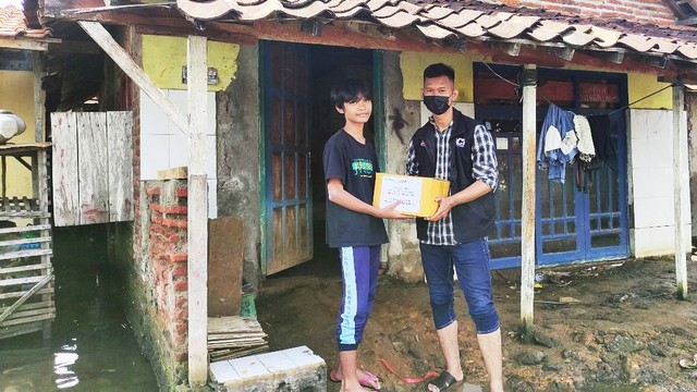 MRI Pekalongan mendistribusikan bantuan kepada salah satu keluarga penyintas banjir rob di Dukuh Clumprit, Kelurahan Degayu, Pekalongan Utara.