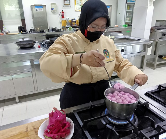 Latifahtur Rahmah, dosen Akademi Kuliner dan Patiseri Ottimmo International, sedang memasak bakso dari kulit buah naga. Foto-foto: Masruroh/Basra
