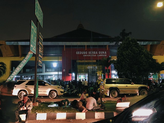 Suasana di depan Gedung Serba Guna (GSG) Universitas Lampung pukul 04.11 WIB, Jumat (24/12/2021) | Foto: Roza Hariqo/Lampung Geh