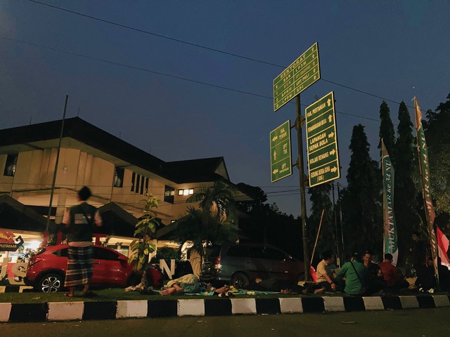 Foto: Suasana di Luar Gedung Pemilihan Ketua Umum PBNU di Universitas Lampung (2)