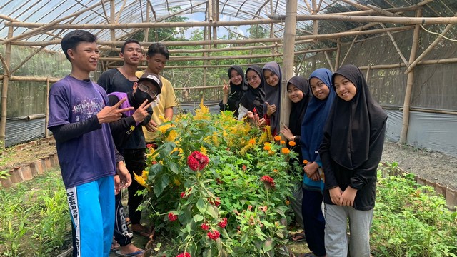 Mahasiswa IGTF bersama santri kelompok pertanian di greenhouse setelah pembuatan POC 