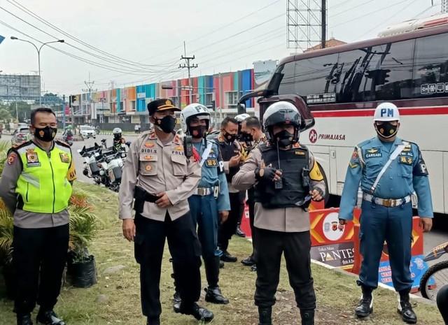 Kapolres Cirebon Kota AKBP M. Fahri Siregar mengecek kesiapan pos pengamanan di Terminal Harjamukti.(Juan)