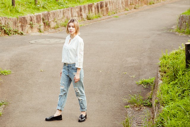 Ilustrasi Celana Baggy Pants Cocok dengan Baju Apa. Sumber: Unsplash.