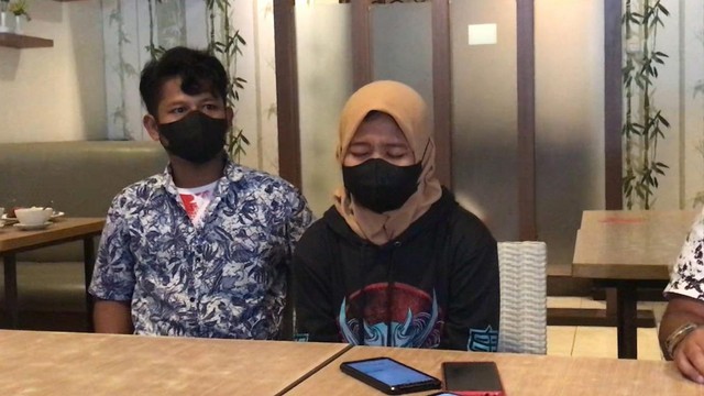 ZU dan suamianya saat menggelar konferensi pers terkait polemik pemerkosaan dialaminya oleh 4 laki-laki di Tambusai Utara, Rokan Hulu, Riau.  