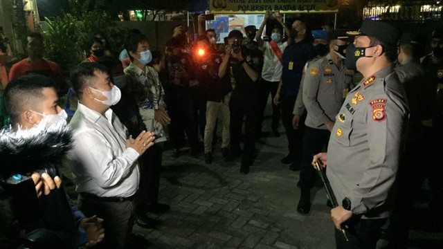 Perayaan Malam Natal 2021 di Gereja Katolik Hati Kudus (GKHK) Banda Aceh, berlangsung dengan lancar dan aman. Dengan menerapkan protokol kesehatan COVID-19 yang ketat, para jemaat tetap larut dalam doa. Foto: Zuhri Noviandi/kumparan