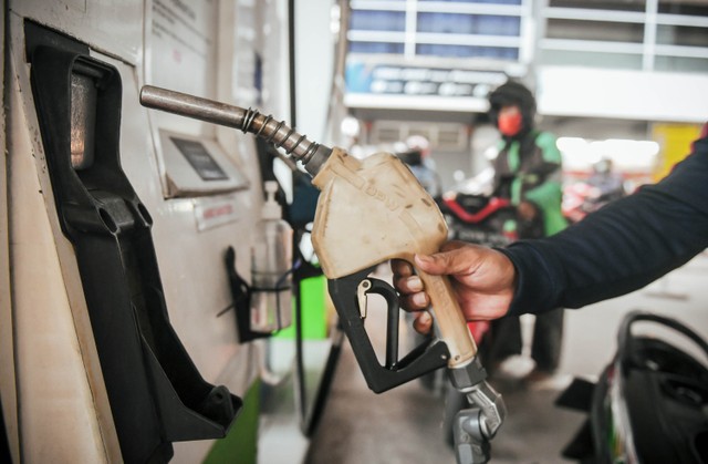 Pengendara motor mengisi BBM jenis Pertalite di sebuah SPBU Pertamina di Jakarta, Jumat (24/12/2021). Foto: Akbar Nugroho Gumay/ANTARA FOTO