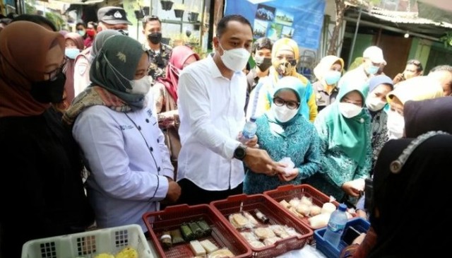 Wali Kota Surabaya Eri Cahyadi berkunjung ke Kampung Kue di Rungkut Lor Gang II, Kelurahan Kali Rungkut, Kecamatan Rungkut, Kota Surabaya, Jumat (24/12/2021). Foto:  ANTARA/HO-Humas Pemkot Surabaya