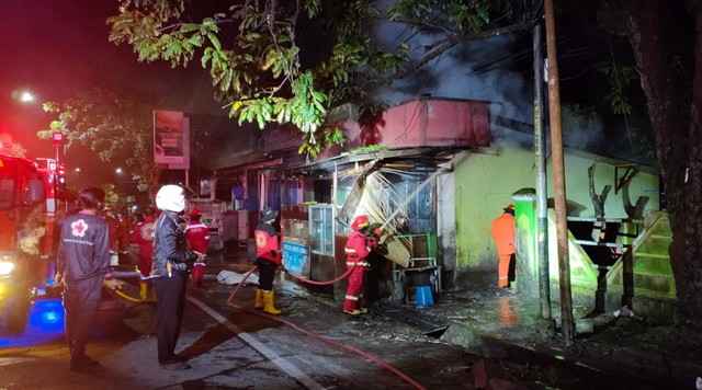 Petugas Damkar, BPBD dan PMI saat menbantu proses pemadaman warung Moro Seneng pada Sabtu dini hari di Pangkalan Bun. Foto: IST/InfoPBUN