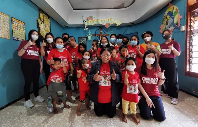 Young Buddhist Association (YBA) Indonesia saat berkunjung ke Panti Asuhan Karya Kasih di jalan Gembong, Surabaya, yang sedang merayakan Natal. Foto-foto: Istimewa