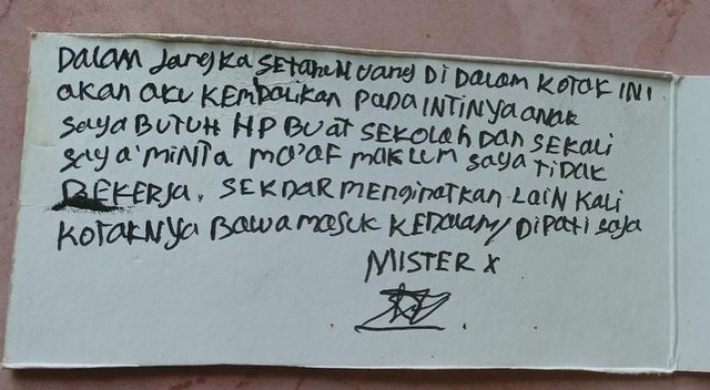 Secarik kertas berisi pesan dari pria yang mencuri kotak amal di masjid. Foto: Instagram @shollataufiq