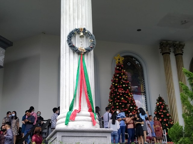 Suasana di luar Gereja Katedral Pontianak usai misa pagi. Foto: Lydia Salsabilla/Hi!Pontianak