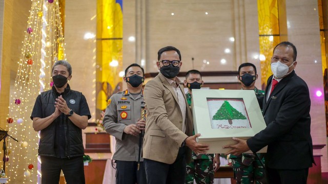 Wali Kota Bogor Bima Arya dan Forkopimda meninjau sejumlah gereja pada ibadah malam Natal, Jumat (24/12). Foto: Pemkot Bogor