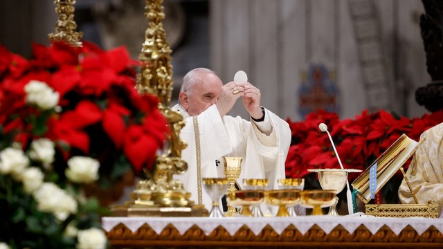 Paus Fransiskus merayakan Misa Malam Natal di Basilika Santo Petrus di Vatikan, Jumat (24/12). Foto: Guglielmo Mangiapane/REUTERS