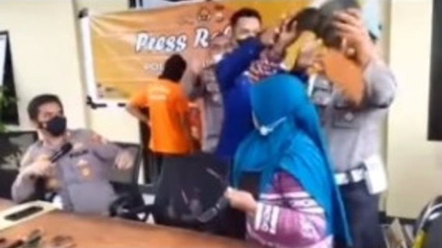 Emak-emak ngamuk saat polisi gelar jumpa pers kasus curanmor. Foto: tangkapan layar Instagram @viralyes)