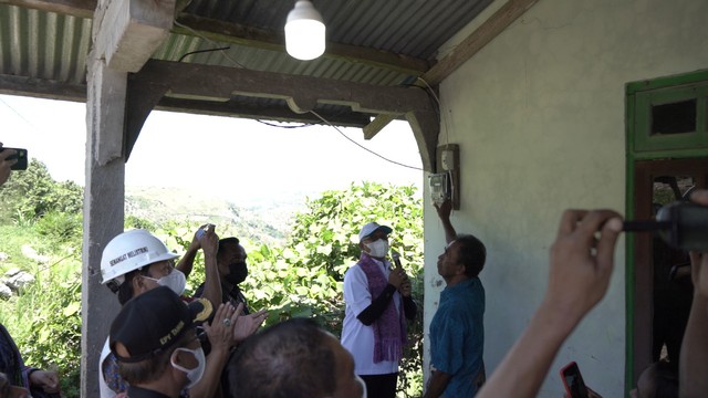 Penyambungan Listrik oleh PLN di Desa Fatuulan, Kupang, NTT, Rabu (22/12). Foto: PLN