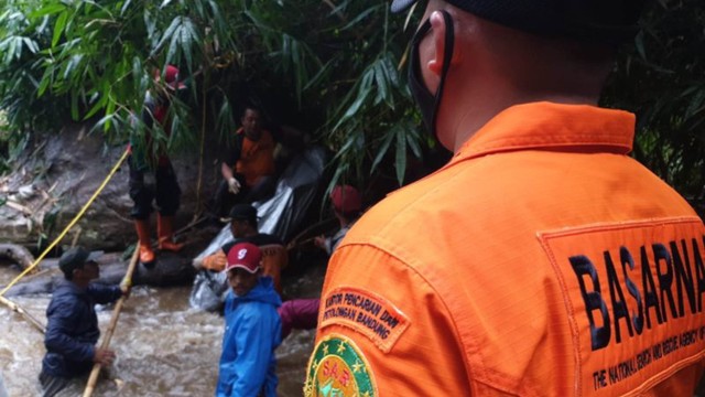 Evakuasi seorang bocah yang hanyut di Sungai Cikapundung, Bandung Barat.