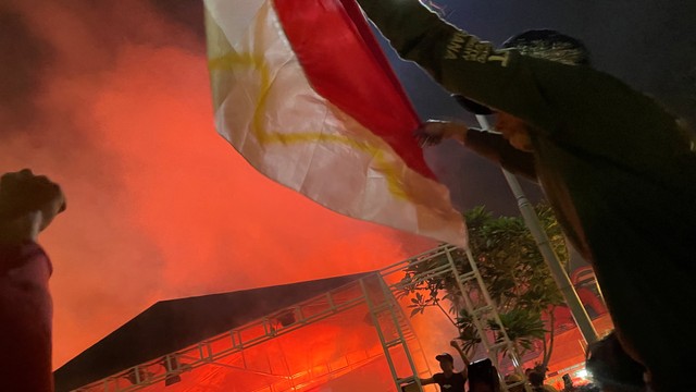 Suasana nobar Indonesia vs Singapura di BSD City, Tangerang Selatan, Sabtu (25/12). Foto: Soni Insan Bagus/kumparan