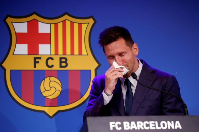 Lionel Messi menangis saat menggelar konferensi pers di Auditorium 1899, Camp Nou, Barcelona, Spanyol, pada 8 Agustus 2021. Foto: Albert Gea/REUTERS