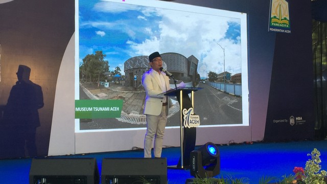 Gubernur Jawa Barat Ridwan Kamil memberikan sambutan dalam memperingati 17 tahun gempa dan tsunami 2021 di pelataran parkir Pelabuhan Ulee Lheue, Kecamatan Meuraxa Banda Aceh, Minggu (26/12). Foto: Zuhri Noviandi/kumparan