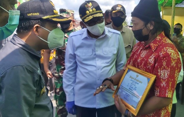 Gubernur Sutarmidji dan Bupati Satono berbincang dengan warga yang menghibahkan tanahnya untuk pembangunan jemnbatan Sungai Sambas Besar. Foto: Leo Prima/Hi!Pontianak