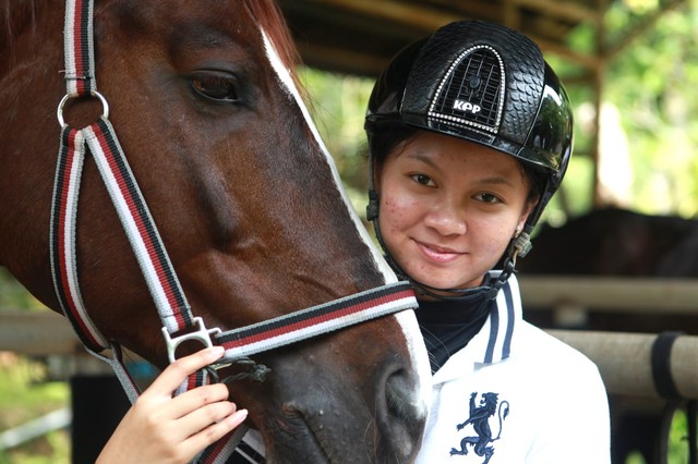 Ivanna Putri Santosa, dengan kudanya. foto/Bayu Eka