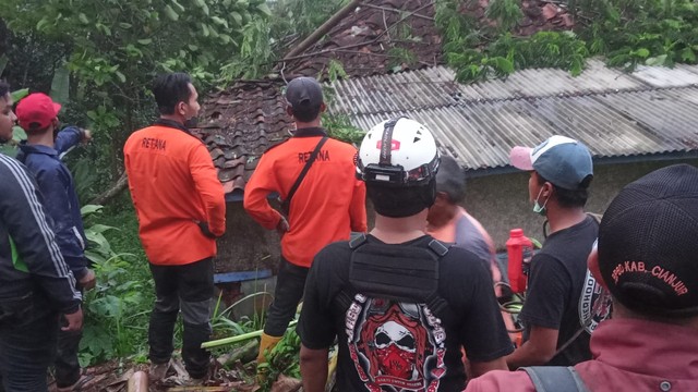 Rumah warga di Cianjur rusak diterjang angin puting beliung. Foto: Dok. Istimewa