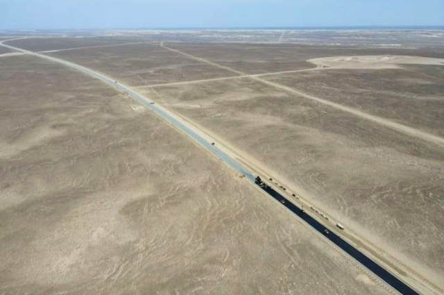 Jalan tol membelah gurun menuju Daerah Otnom Xinjiang, tempat Muslim Uighur tinggal di China. Foto: Xinhua/Antara