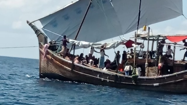 Kapal kayu bermuatan pengungsi Rohingya terpantau nelayan berada di perairan Kabupaten Bireuen, Aceh, Ahad (26/12) siang. Foto: Dok. Panglima Laot