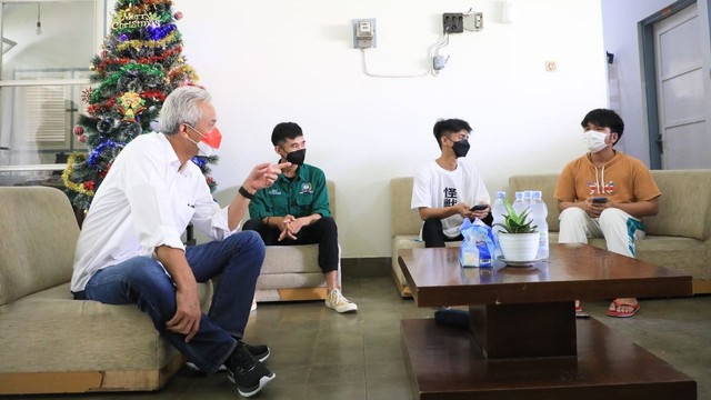 Ganjar Pranowo mengunjungi Asrama Universitas Kristen Satya Wacana. Foto: Dok. Istimewa