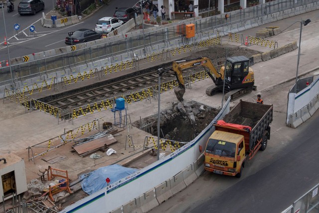 Sejumlah alat berat pembangunan MRT Jakarta fase 2A paket kontrak atau CP 203 Glodok-Kota terparkir di lokasi ditemukannya rel trem di Glodok, Jakarta, Sabtu (25/12/2021). Foto: Aditya Pradana Putra/Antara Foto