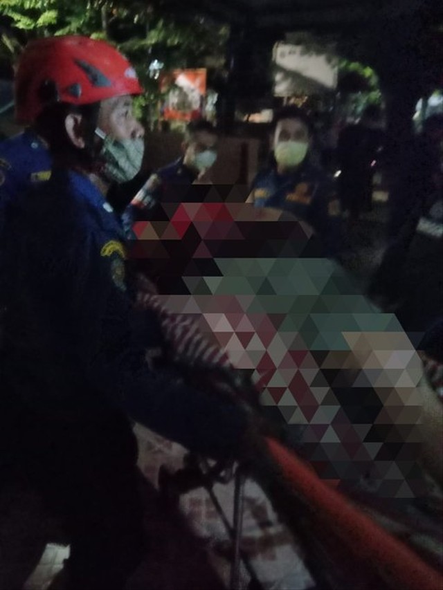 Petugas Damkar DKI Jakarta evakuasi pria obesitas di Jakarta Utara. Foto: Twitter/@humasjakfire