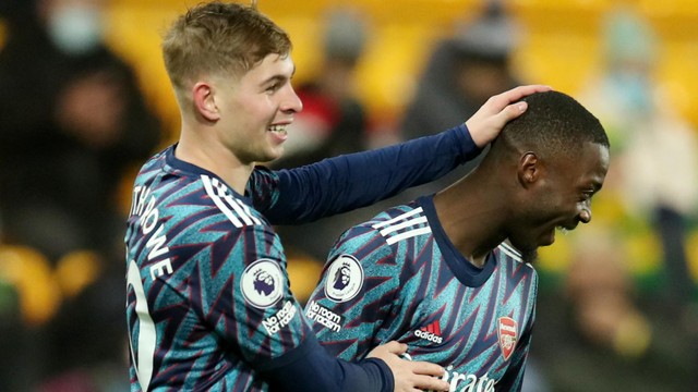 Pemain Arsenal Emile Smith Rowe dan Nicolas Pepe melakukan selebrasi gol kelima saat melawan Norwich City di Carrow Road, Norwich, Inggris. Foto: Chris Radburn/Reuters