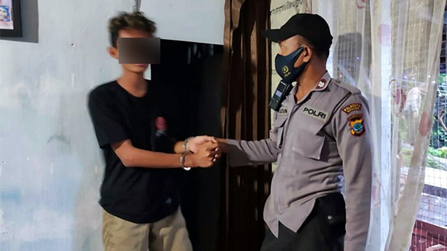 SL, remaja yang tikam pria usia 47 tahun di Manado saat diamankan polisi. (foto: istimewa)