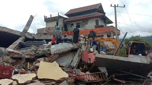 Salah satu reruntuhan rumah warga akibat guncangan gempa berkekuatan 6,2 magnitudo pada Jumat (15/1) dini hari yang mengguncang Mamuju dan Majene, Sulawesi Barat. Foto: Awal Dion/SulbarKini