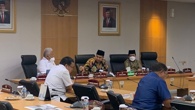 Rapat kerja komisi B DPRD DKI Jakarta bersama dengan Disnakertrans DKI Jakarta membahas terkait revisi UMP DKI Jakarta Tahun 2022. Foto: Nugroho GN/kumparan