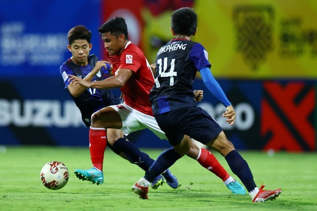 Pemain Timnas Indonesia Asnawi Mangkualam Bahar menggiring bola pada pertandingan Grup B AFF Suzuki Cup di Stadion Bishan, Singapura, Kamis (9/12). Foto: Yong Teck Lim/Getty Images