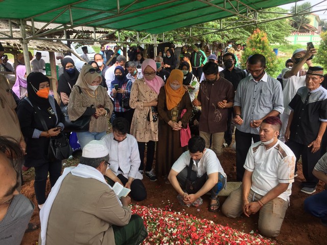 Proses pemakaman Jimmy Gideon. Foto: Giovanni/kumparan