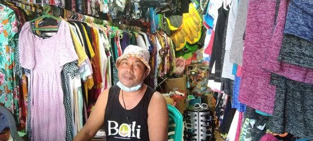 Salah-satu pedagang suvenir di Pantai Sanur, Denpasar, Bali - IST