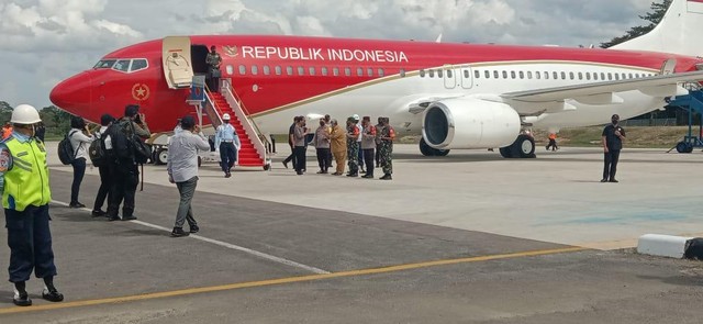 Presiden Joko Widodo bersama rombongan tiba di Bandara Halu Oleo Kendari pada Senin (27/12). Foto: istimewa