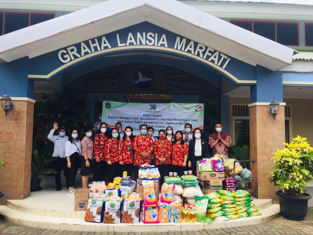 Dharma Wanita Perjuangan (DWP) Sekolah Tinggi Agama Buddha Negeri Sriwijaya Tangerang Banten mengadakan baksos ke panti werdha, Graha Lansia Marfati, Neglasari, Kota Tangerang, Senin (27/12/2021). (foto: pribadi)