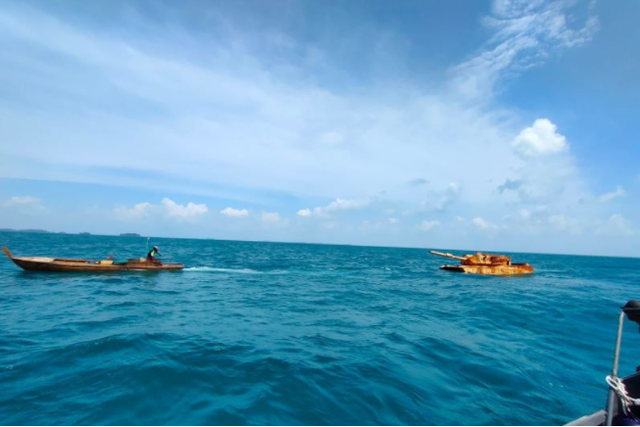 Benda mirip tank ditemukan mengapung di perairan Bintan, Kepri, Senin (27/12/2021). ANTARA/HO-Nelayan Bintan