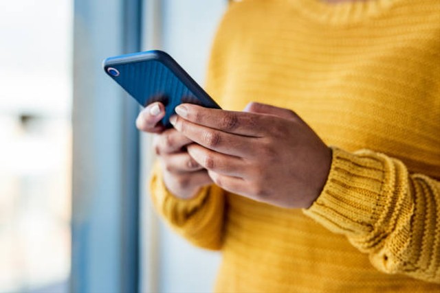 Ilustrasi sedang mengecek nomor telepon Smartfren. Foto: iStock