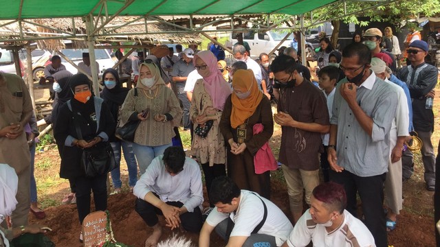 Pemakaman Jimmy Gideon di TPU Bojong Nangka, Curug, Tangerang Senin (27/12).
 Foto: Giovanni/kumparan