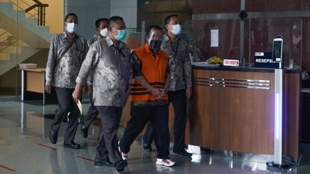 Mantan Ketua Tim Pemeriksa pada Direktorat Pemeriksaan dan Penagihan pada Direktorat Jenderal Pajak, Alfred Simanjuntak usai menjalani pemeriksaan di Gedung KPK, Jakarta, Senin (27/12).  Foto: Iqbal Firdaus/kumparan