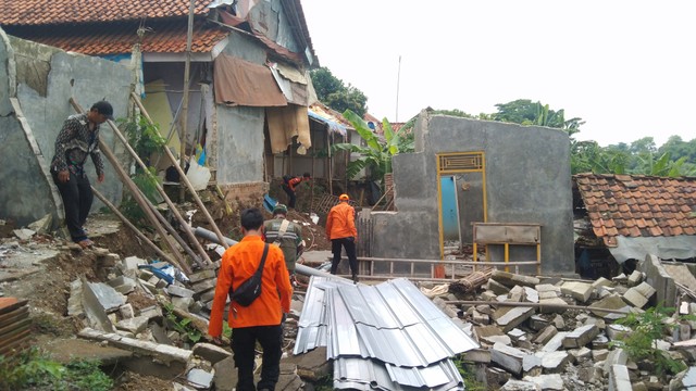 Sejumlah rumah rusak akibat tergerus longsoran tanah di tepi sungai cimanuk Desa Ampel, Kecamatan Ligung, Kabupaten Majalengka, Jawa Barat akhir pekan lalu. Foto: Erick Disy/CIREMAITODAY.